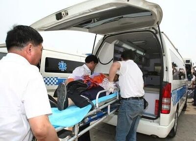 鹤峰救护车转运病人 相关图片